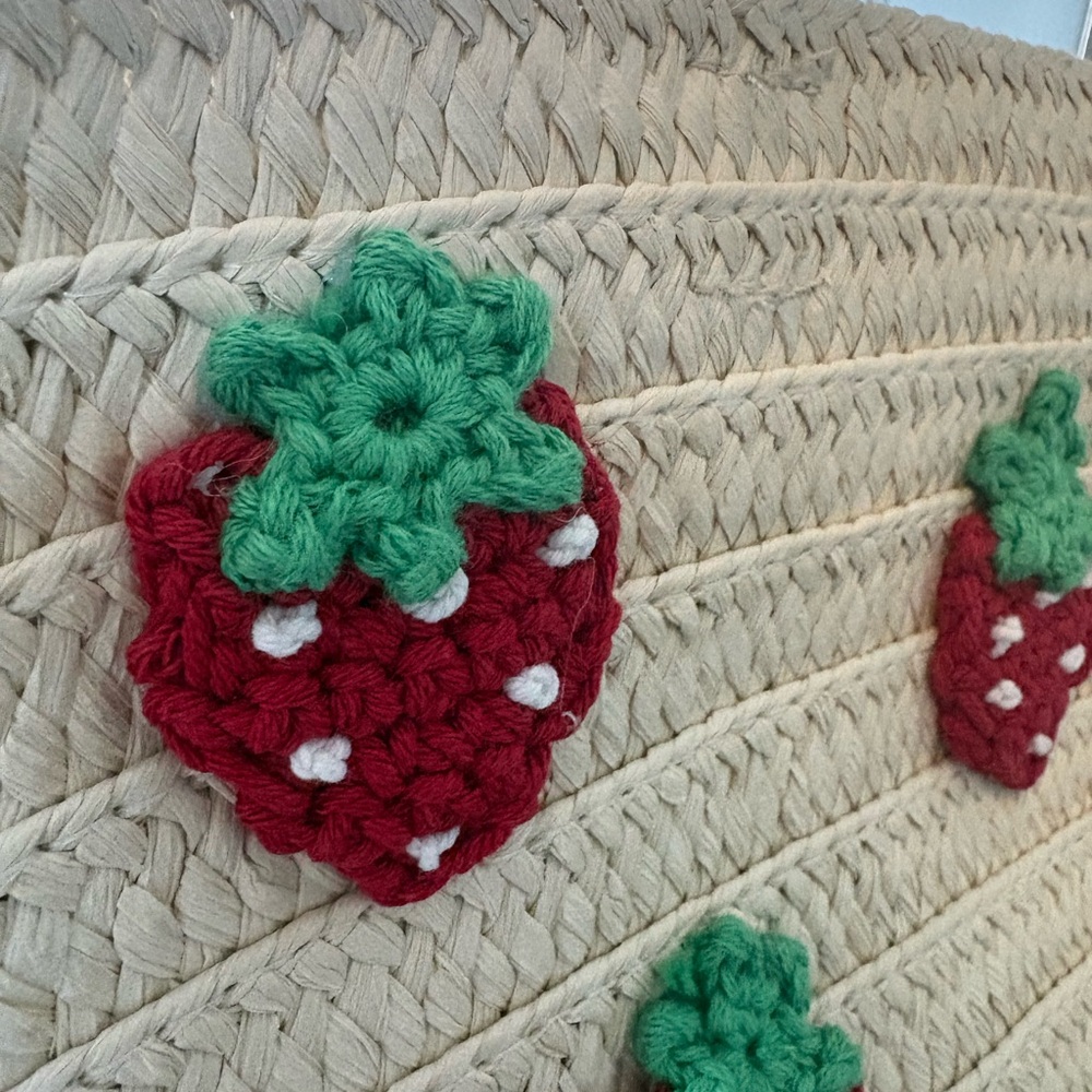 Boden bag NWT basket tote Straw Tote with Crochet Strawberry Appliqués - Picture 2 of 9